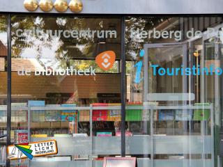 Raam voorzien van kleurfolie snijteksten en logo